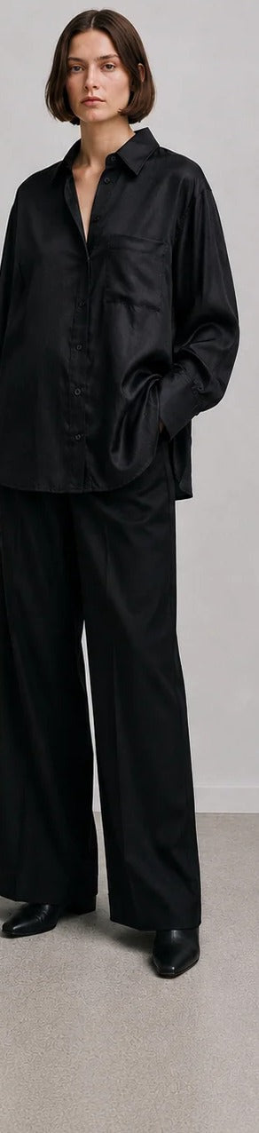 H&M juodi šilko mišinio marškiniai ant modelio