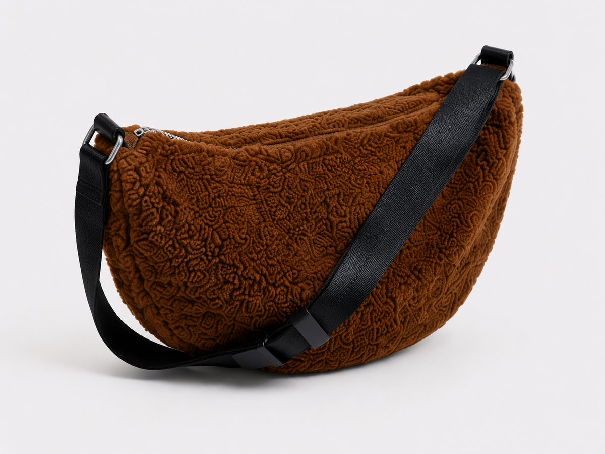 COS avikailio crossbody rankinė – ruda, pusmėnulio formos, minkštas avikailis – produkto nuotrauka 2