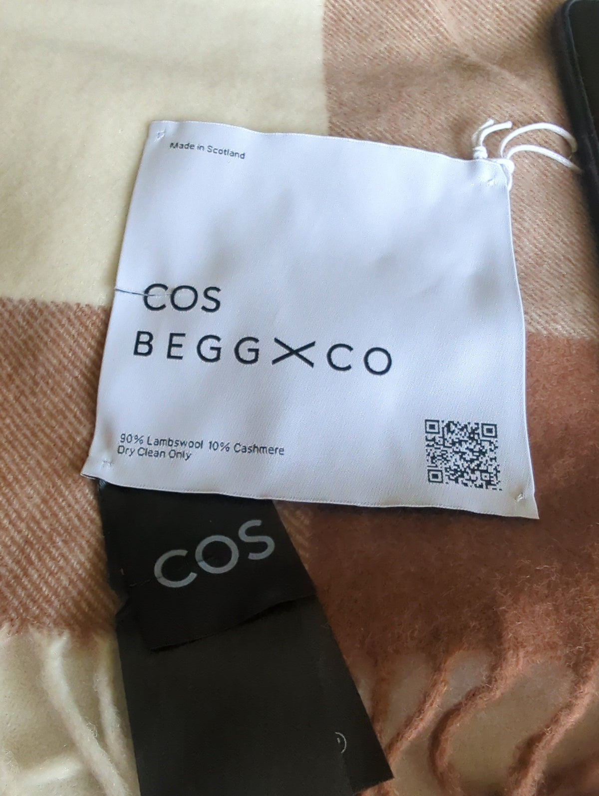 COS × Begg x Co pledas – gamintojo etiketė, 90% vilna ir 10% kašmyras, pagaminta Škotijoje