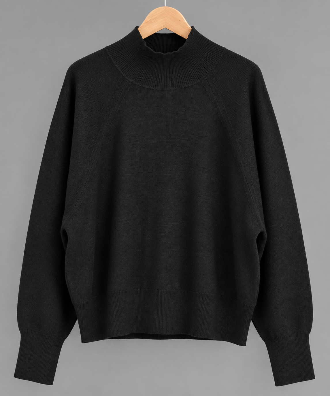Sweter COS – czarna wełna, wysoki prążkowany golf